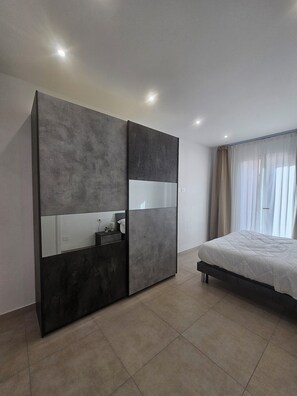 2 bedrooms, iron/ironing board, bed sheets