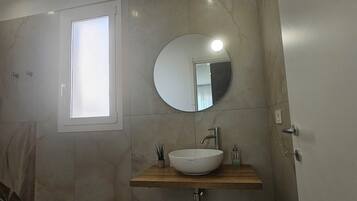 Doccia, asciugacapelli, bidet, asciugamani