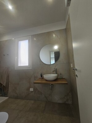 Chuveiro, secador de cabelo, bidê, toalhas de banho