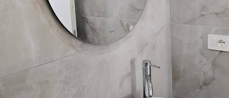 Shower, hair dryer, bidet, towels