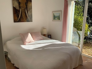 4 habitaciones, tabla de planchar con plancha, wifi y ropa de cama 