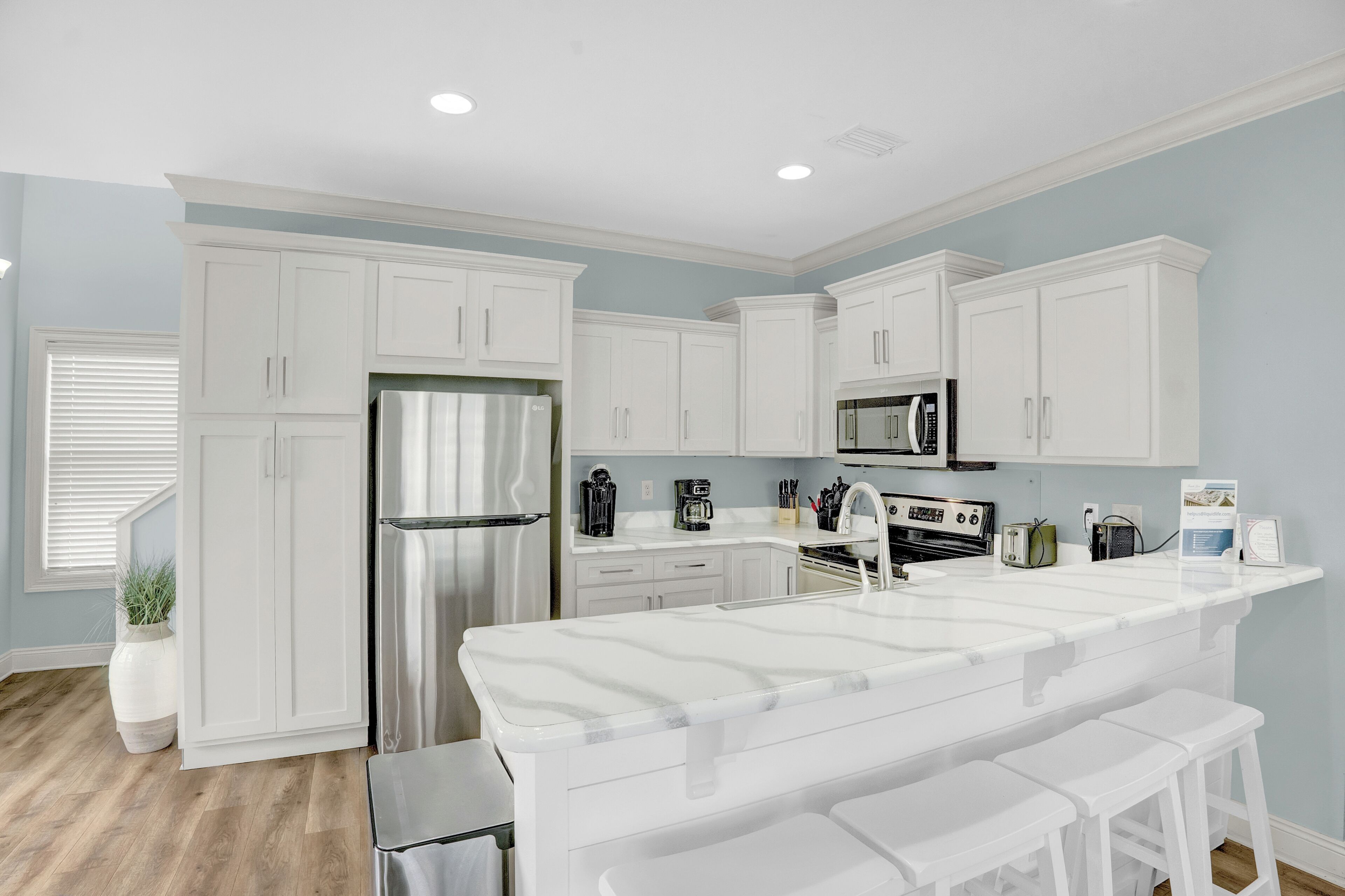 Jääkaappi, mikroaaltouuni, uuni, liesi