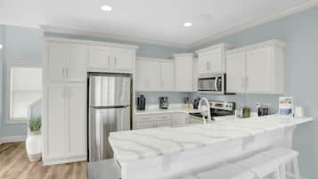 Køleskab, mikrobølgeovn, ovn, kogeplade