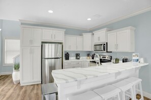 KĂŒhlschrank, Mikrowelle, Ofen, Herdplatte