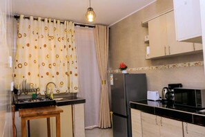 Private kitchen - Scenic Hilltop 2-bedroom apartment in wonderful Kampala with free WiFi (Kampala)