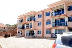 Exterior - Scenic Hilltop 2-bedroom apartment in wonderful Kampala with free WiFi (Kampala)