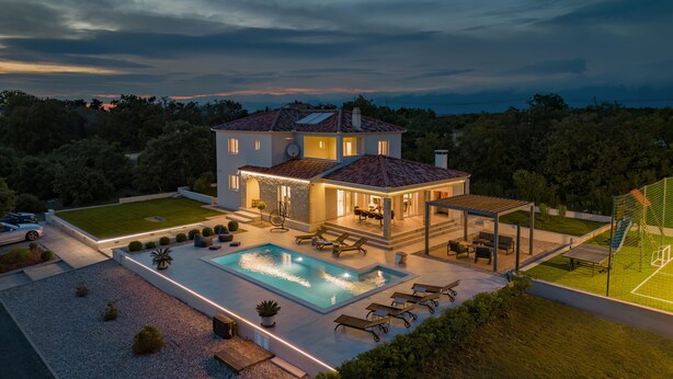A large house with a swimming pool, outdoor seating, and a tennis court. - Villa Lumi Zadar Villas (Murvica)