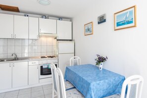 Kühlschrank, Ofen, Herdplatte, Toaster