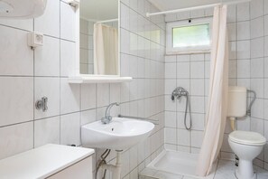 Sèche-cheveux, serviettes fournies