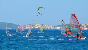 A coastal area with windsurfing activity. - Bella Perna 2-Bedroom Holiday Apartment with Sea-view! (Podgorje)