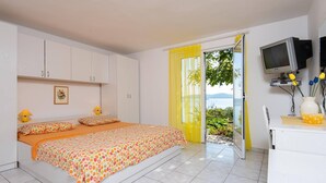 2 bedrooms, iron/ironing board, WiFi, bed sheets - Bella Perna 2-Bedroom Holiday Apartment with Sea-view! (Podgorje)