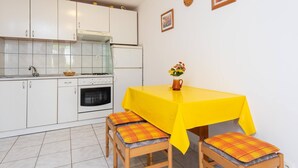 Fridge, oven, stovetop, toaster - Bella Perna 2-Bedroom Holiday Apartment with Sea-view! (Podgorje)