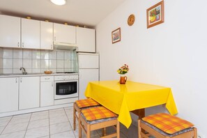 Réfrigérateur, four, plaque de cuisson, grille-pain