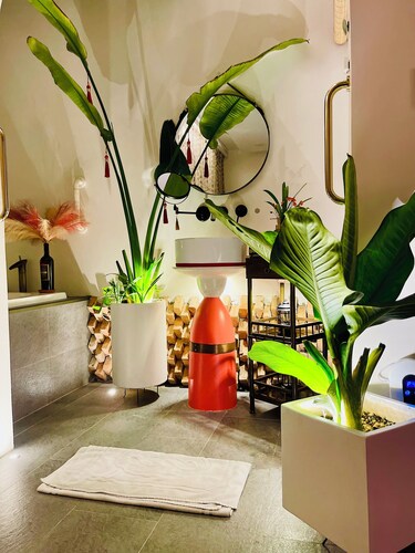 Chill & Party Smart Home with 85”TV & Soundproof with 200m to MRT Station