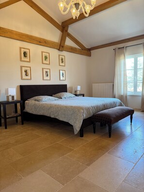 4 bedrooms, iron/ironing board, WiFi, bed sheets