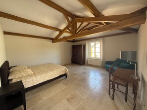 4 bedrooms, iron/ironing board, WiFi, bed sheets