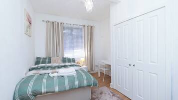 2 bedrooms, iron/ironing board, Internet, bed sheets