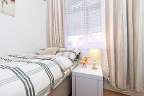 2 habitaciones, tabla de planchar con plancha, internet y ropa de cama