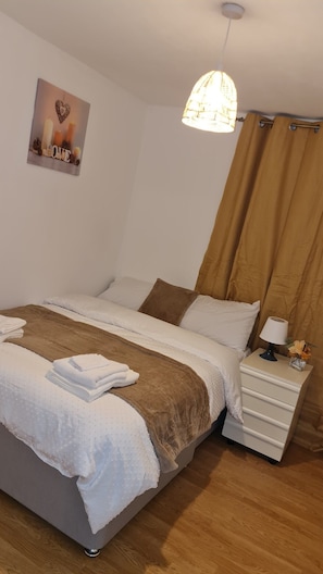 2 habitaciones, tabla de planchar con plancha, internet y ropa de cama