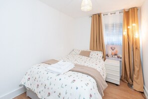 2 habitaciones, tabla de planchar con plancha, internet y ropa de cama 