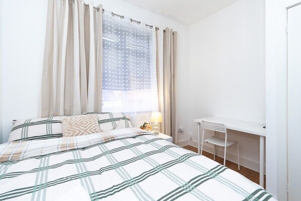 2 bedrooms, desk, iron/ironing board, travel cot