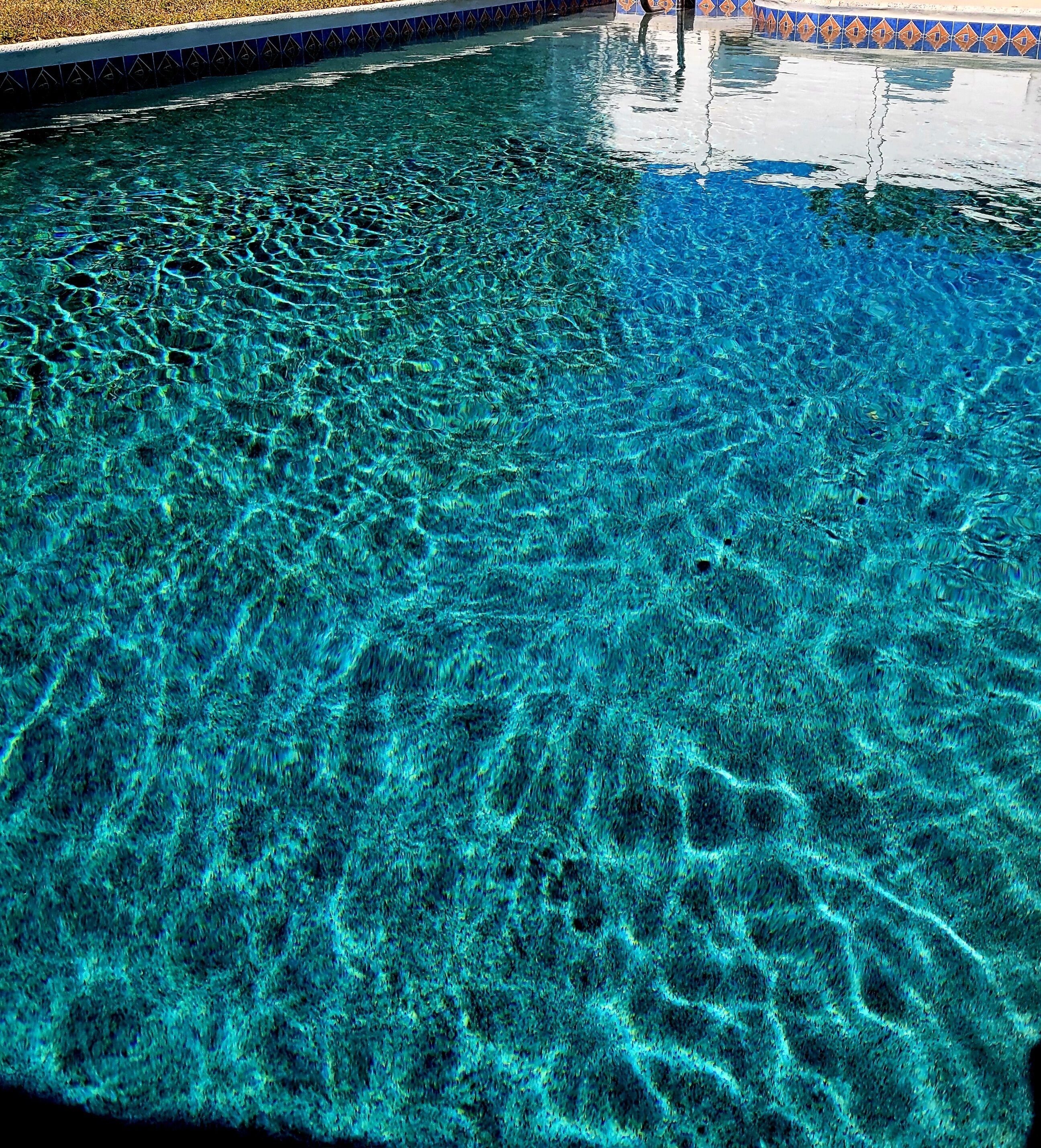 Een buitenzwembad en een verwarmd zwembad