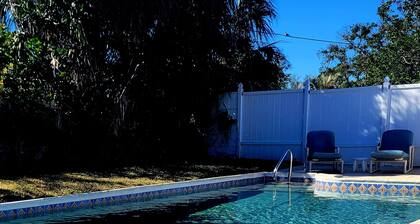 Charming 2-bedroom house in beautiful Port Charlotte with Pool, Hot tub, & WiFi
