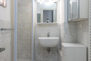 Douche, sèche-cheveux, bidet, serviettes fournies