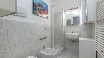 Doccia, asciugacapelli, bidet, asciugamani