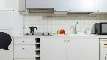 Frigorifero, microonde, piano cottura, macchina per tè/caffè