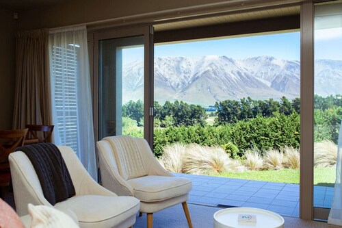 Villa 206 Front Row Golf Views, Terrace Downs