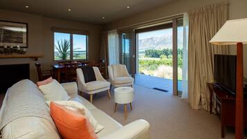 TV connectée, cheminée, lecteur de DVD