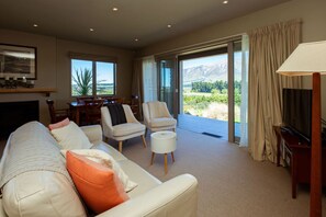 Smart TV, fireplace, DVD player - Villa 206 Front Row Golf Views, Terrace Downs (Windwhistle)