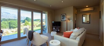 Villa 206 Front Row Golf Views, Terrace Downs