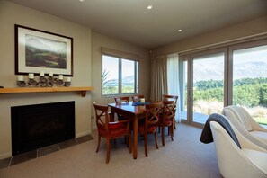 Interior - Villa 206 Front Row Golf Views, Terrace Downs (Windwhistle)