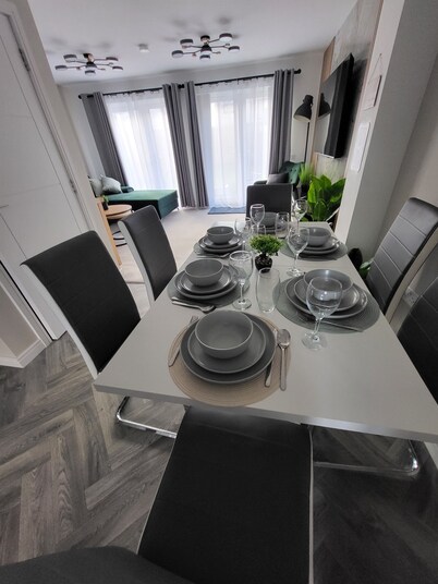 Stylish 3 bedroom, 2.5 bathroom home near Edinburgh airport. Free parking.