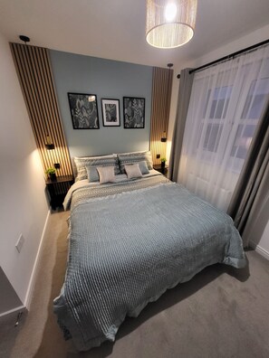 3 bedrooms, iron/ironing board, WiFi, bed sheets - Stylish 3 bedroom, 2.5 bathroom home near Edinburgh airport. Free parking. (Livingston)