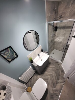 Shower, eco-friendly toiletries, hair dryer, towels - Stylish 3 bedroom, 2.5 bathroom home near Edinburgh airport. Free parking. (Livingston)