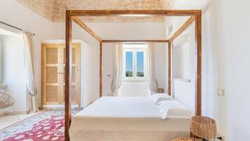 1 bedroom, desk, WiFi, bed sheets