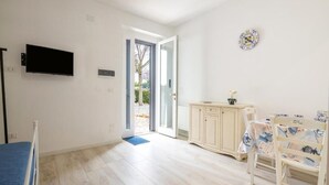 1 bedroom, WiFi, bed sheets - The Villa Resort, sleeps 2 + shared pool (MARTINA FRANCA)