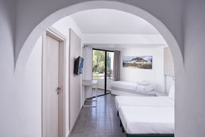 Habitació doble o amb dos llits individuals | Minibar, caixa forta a l'habitació i cortines opaques