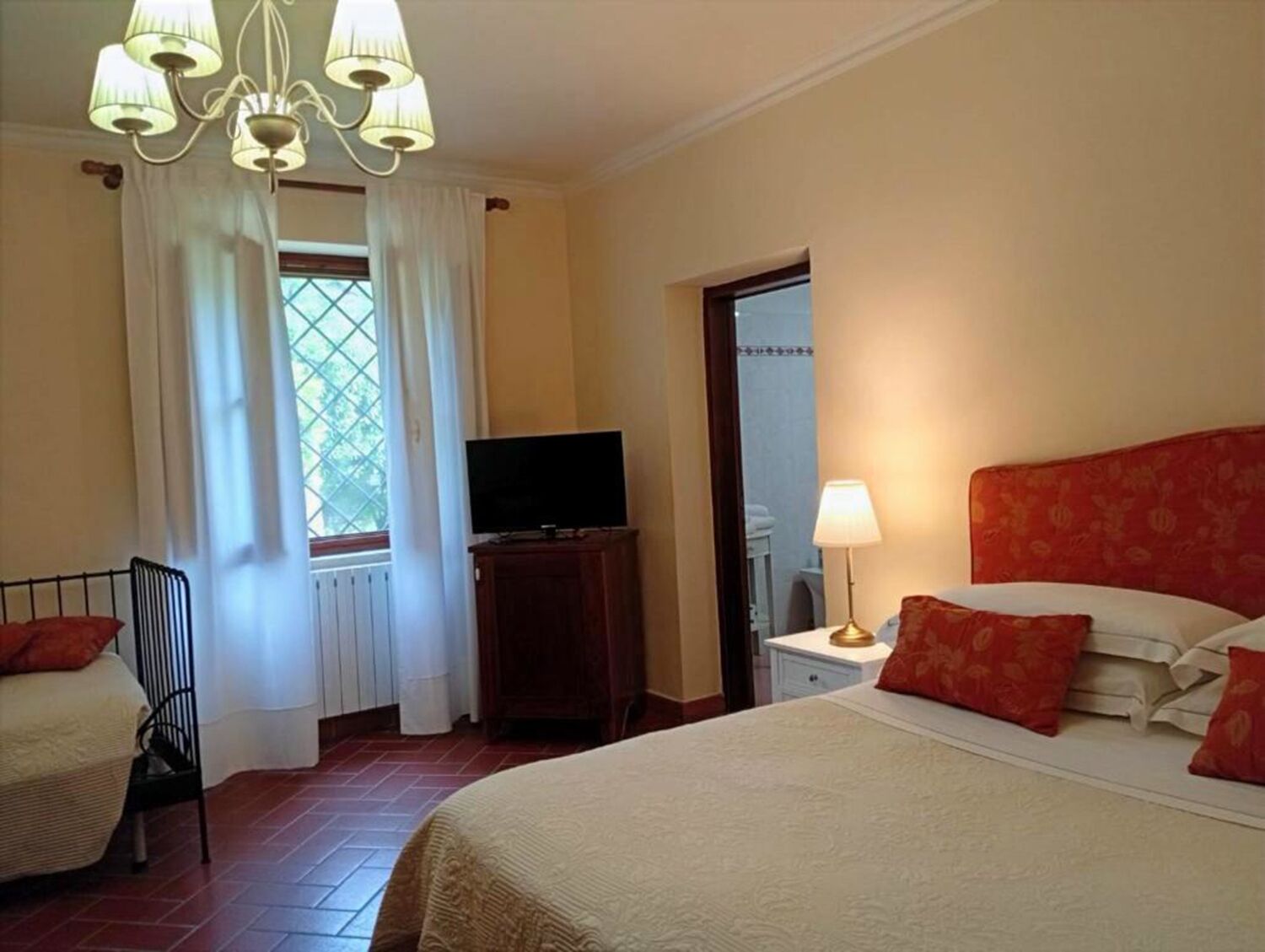 Chambre Triple Confort, vue colline | Wi-Fi gratuit, draps fournis