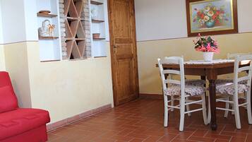 Junior suite, 1 queensize bed, uitzicht op heuvels | Woonruimte