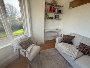 Smart TV, video games, DVD player, books - Beautiful 1-bedroom apartment. Perfect for couples, families, or friends. (Surbiton)