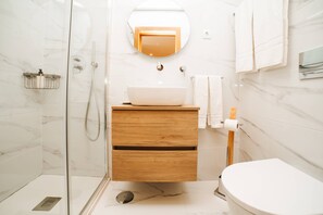 Een douche, een haardroger, handdoeken, zeep