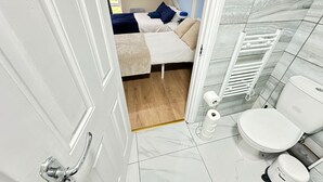 Un baño moderno con inodoro, bidé y barra para toallas.
