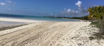 Cozy brand new yellow studio/cottage with free floating dock in Freeport.