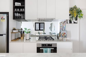 Frigorifero, microonde, forno, piano cottura