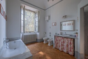 Shower, hair dryer, bidet, towels - Historic villa with swimming pool surrounded by nature (Umbria)