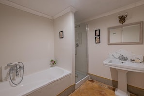 Douche, sĂšche-cheveux, bidet, serviettes fournies